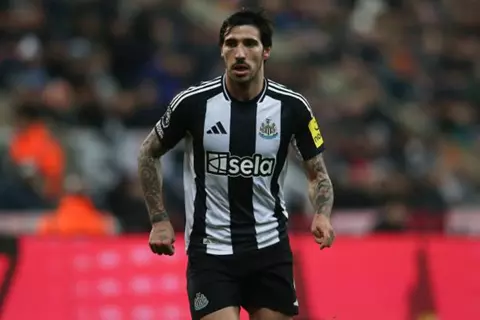 تونالي وفاجيولي ضمنهم.. تقارير: التحقيق مع 13 لاعبًا بسبب المراهنات في إيطاليا